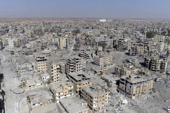 Beschädigte Gebäude in Rakka (Syrien) nach Militäroperation von US-Verbündeten: Die letzten beiden Mitglieder der IS-Terror-Zelle "Beatles" wurden festgenommen.