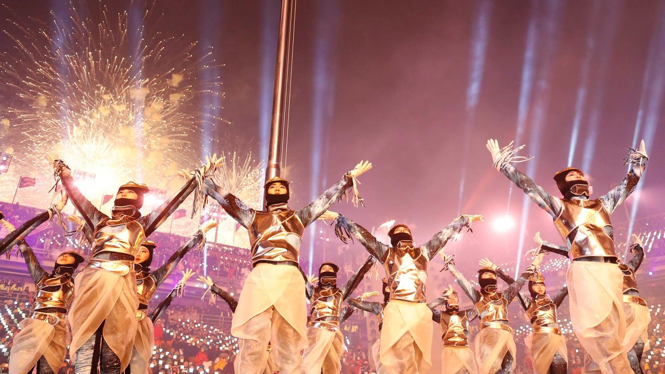 Die südkoreanischen Gastgeber lieferten eine gigantische Eröffnungszeremonie mit Feuerwerk und spektakulärer Licht-Show.