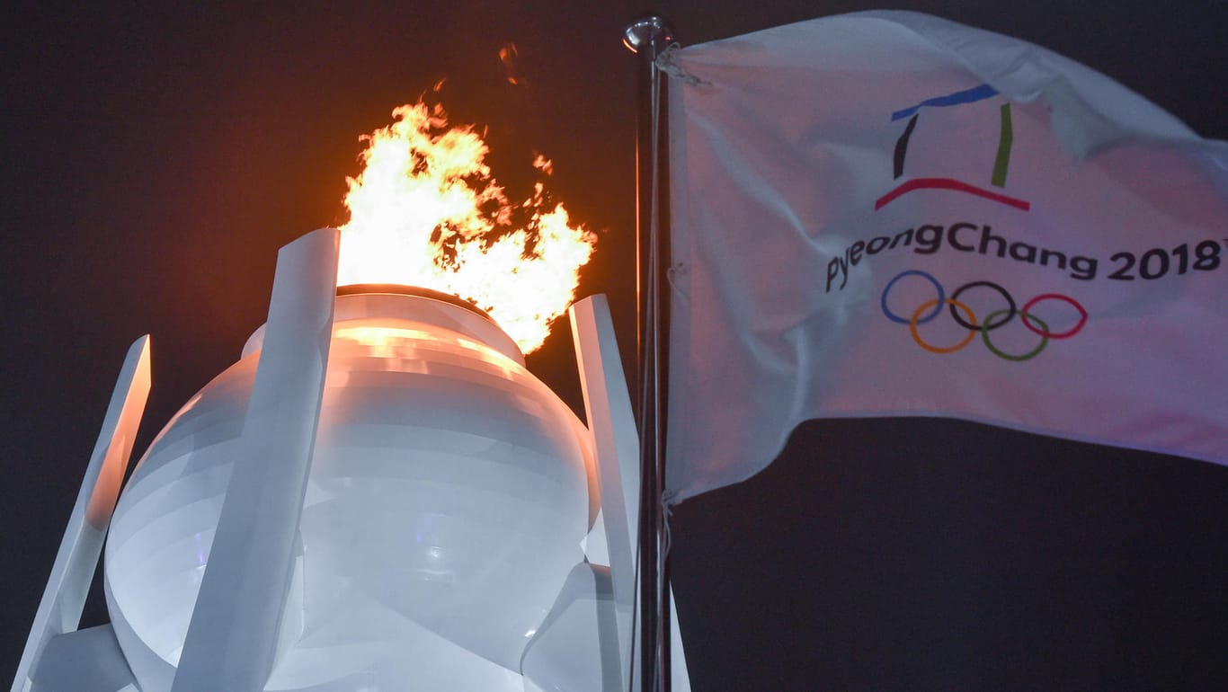 Das Olympische Feuer ist von der Eiskunstläuferin Kim Yuna entzündet worden.