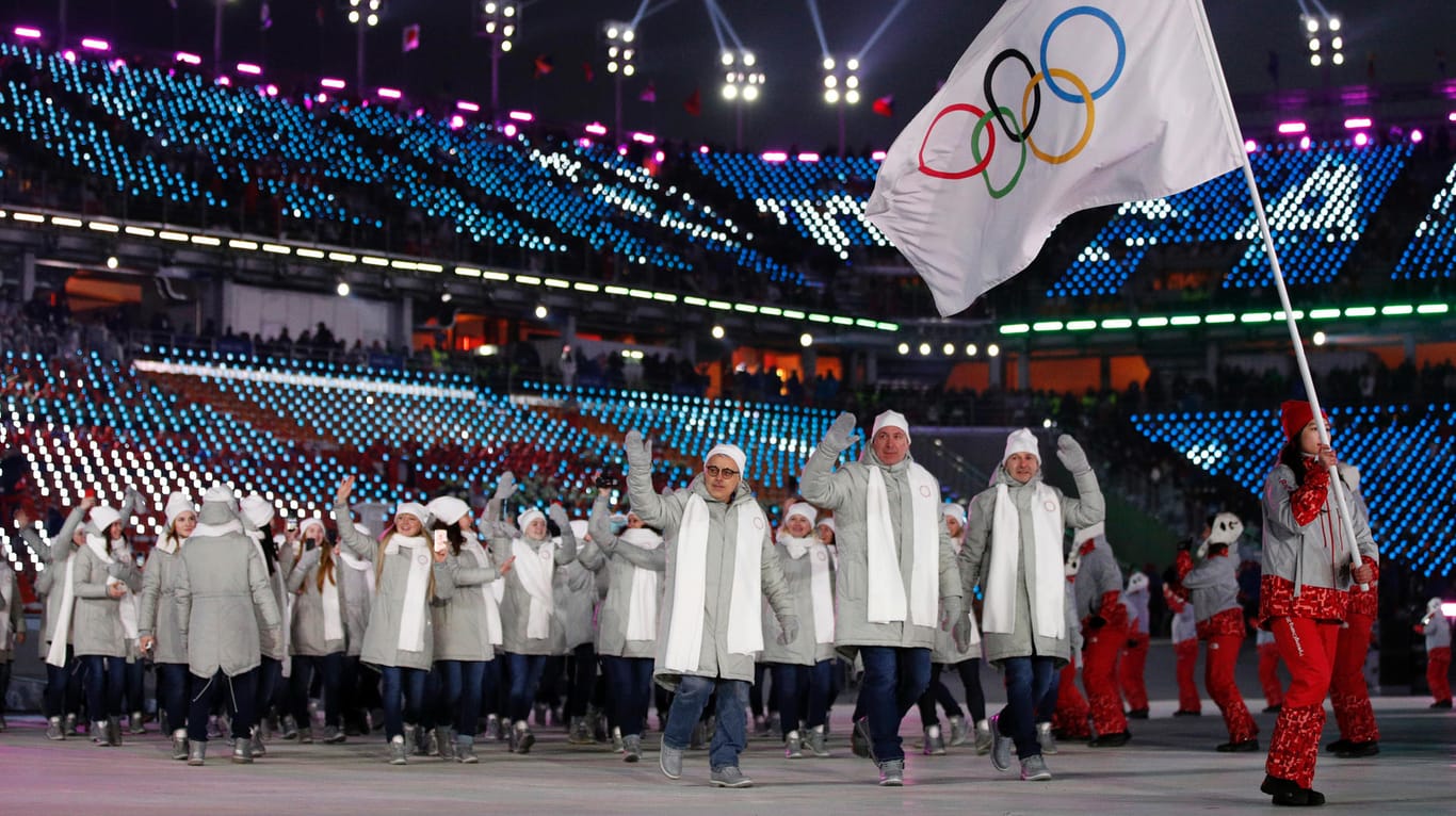 "Die Olympischen Athleten aus Russland" durften nur unter neutraler Flagge einlaufen.