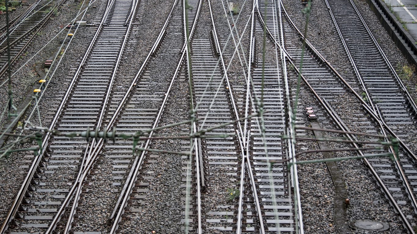Leere Gleise an einem Bahnhof: Während eine Thailänderin ein Selfie schießt wurde sie vom Zug erfasst.