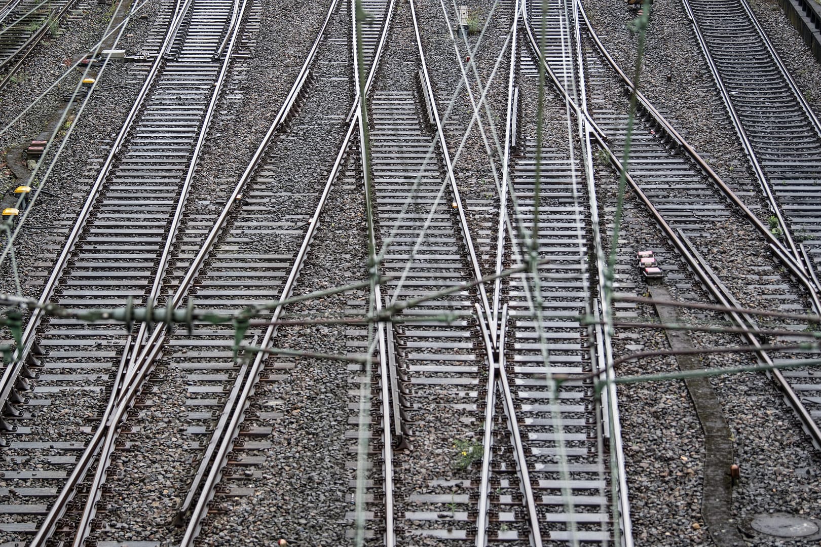 Leere Gleise an einem Bahnhof: Während eine Thailänderin ein Selfie schießt wurde sie vom Zug erfasst.