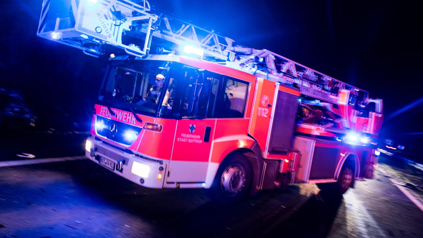 Drehleiterwagen der Feuerwehr: Junger Mann stürzt kopfüber in Düssel unverletzt sich schwer.