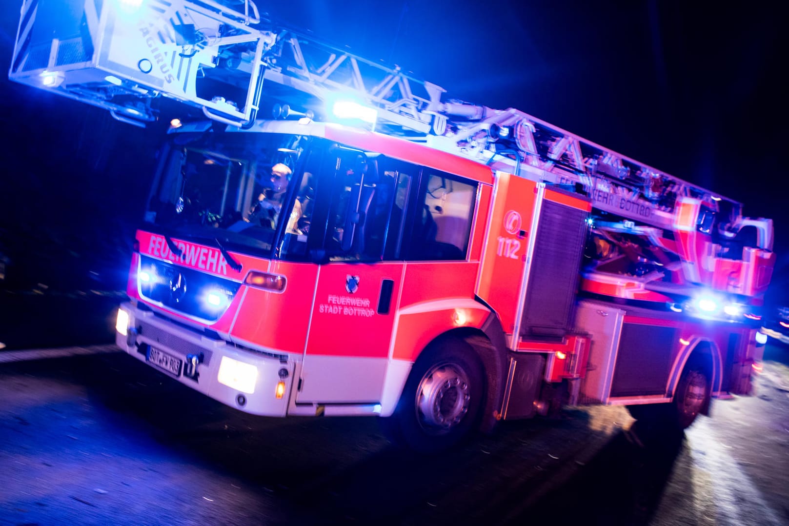 Drehleiterwagen der Feuerwehr: Junger Mann stürzt kopfüber in Düssel unverletzt sich schwer.