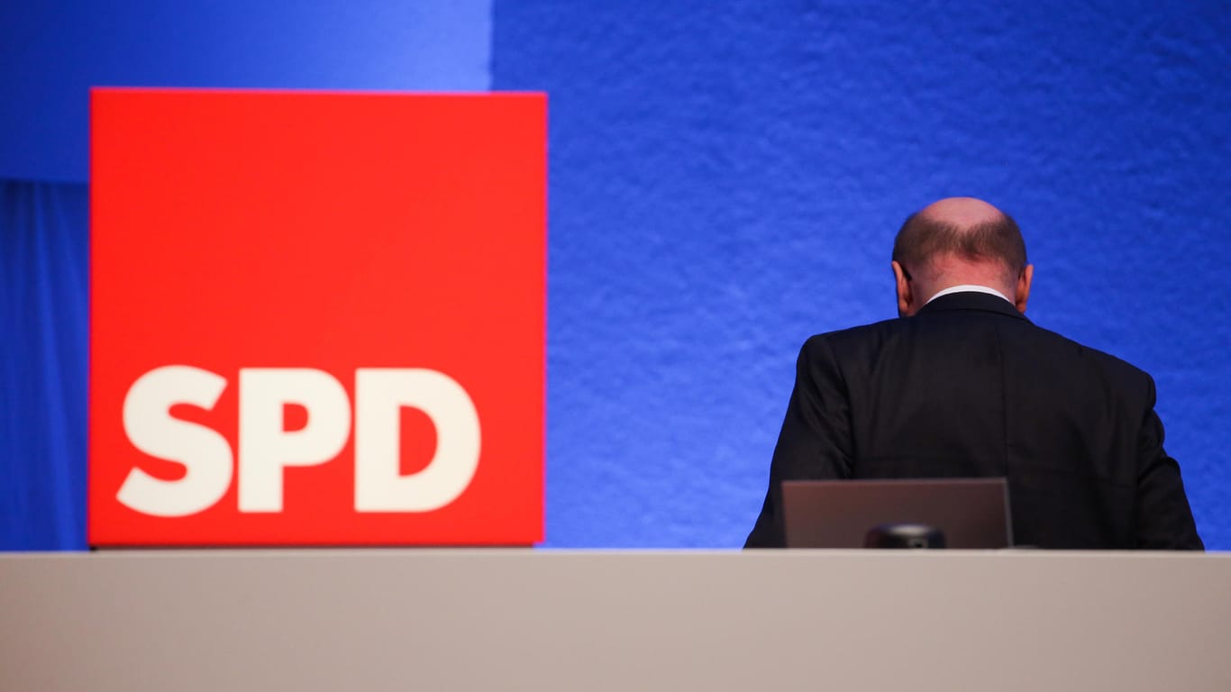 Martin Schulz verlässt den Sonderparteitag in Bonn: Damals wollte er noch SPD-Chef und Außenminister werden.