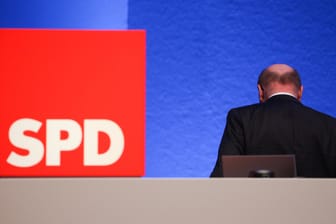 Martin Schulz verlässt den Sonderparteitag in Bonn: Damals wollte er noch SPD-Chef und Außenminister werden.