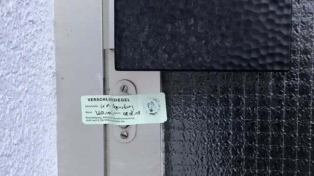 Polizeisiegel klebt an der Eingangstür zu einem Wohnhaus in der Oberpfalz. Polizeisiegel klebt an der Eingangstür zu einem Wohnhaus in der Oberpfalz.