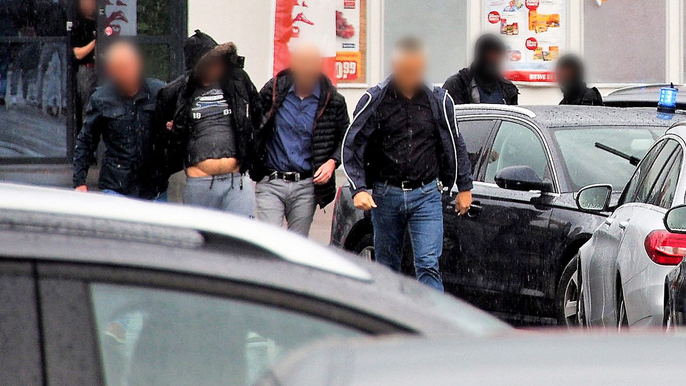 Ein Verdächtiger (2.v.l.) wird abgeführt: Zwei weitere Männer wurden im Missbrauchsfall von Freiburg angeklagt.