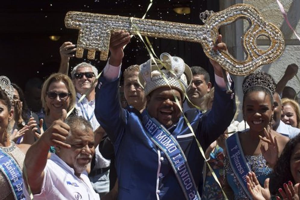 "König Momo" hebt den Schlüssel der Stadt als Zeichen des Beginns des Karnevals in der südamerikanischen Metropole.