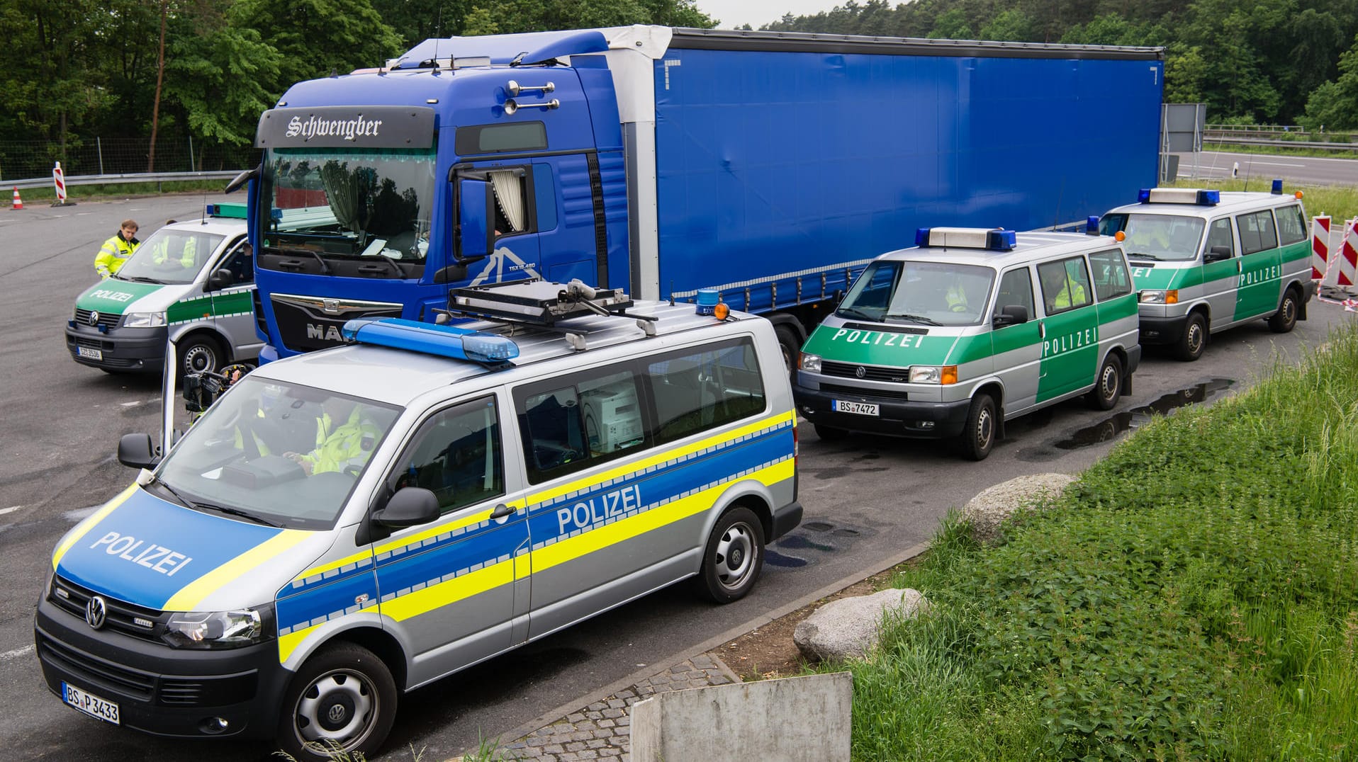 Polizei bei einer LKW-Kontrolle (Symbolbild): Die Wachfahrt kostet den Mann einen vierstelligen Betrag.