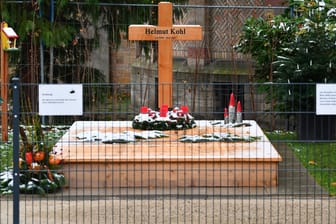 Das karge Grab von Helmut Kohl hinter der Friedenskirche "St. Bernhard" in Speyer.