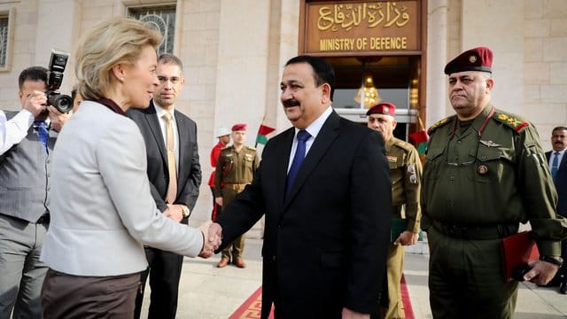 Verteidigungsministerin Ursula von der Leyen mit ihrem irakischen Amtskollegen Irfan al-Hajali in Bagdad. Verteidigungsministerin Ursula von der Leyen mit ihrem irakischen Amtskollegen Irfan al-Hajali in Bagdad.