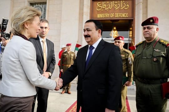 Verteidigungsministerin Ursula von der Leyen mit ihrem irakischen Amtskollegen Irfan al-Hajali in Bagdad.