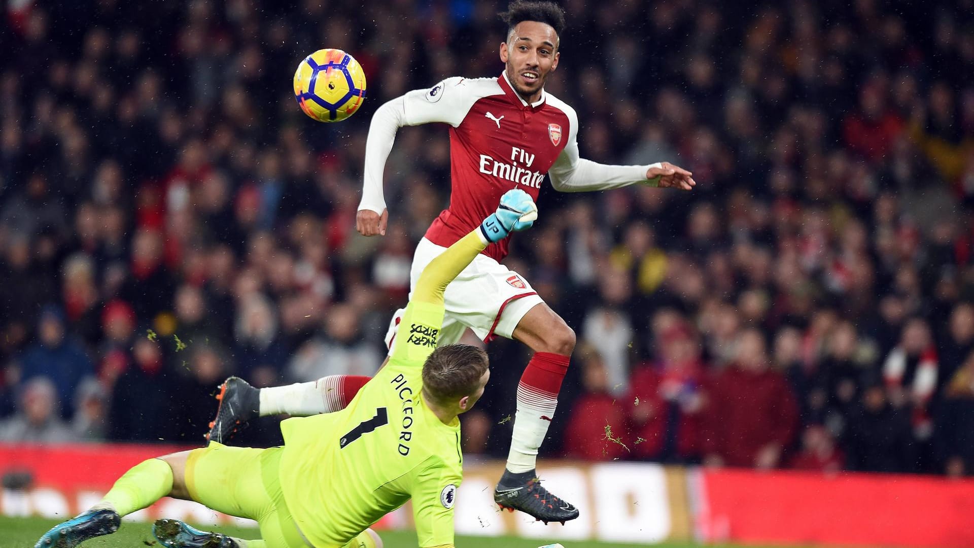 Großer Moment: Aubameyang lässt Evertons Keeper Pickford keine Chance und erzielt sein erstes Tor für Arsenal.