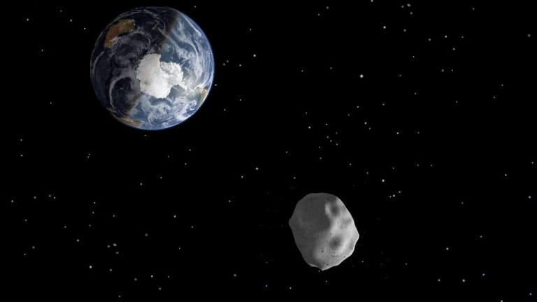 Die Illustration zeigt einen Asteroiden aus dem Jahr 2013, der nah an der Erde vorbeizieht: Am Freitag zog erneut ein Asteorid, "2018 CB", relativ nah an der Erde vorbei. (Illstration/Archivbild)