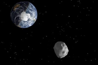 Die Illustration zeigt einen Asteroiden aus dem Jahr 2013, der nah an der Erde vorbeizieht: Am Freitag zog erneut ein Asteorid, "2018 CB", relativ nah an der Erde vorbei. (Illstration/Archivbild)