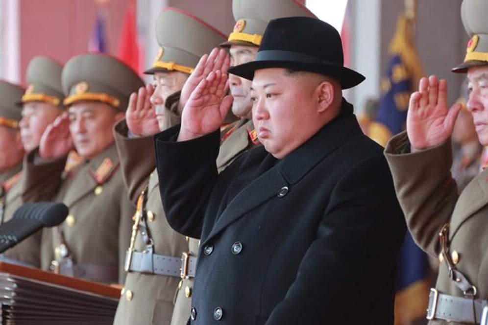 Kim Jong Un bei der Militärparade zum 70.