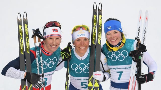 Charlotte Kalla aus Schweden (M) siegte vor der Noewegerin Marit Björgen (l) und Krista Parmakoski aus Finnland.