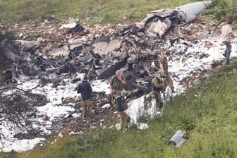 Überreste des abgestürzten israelischen F-16 Kampfflugzeugs bei Harduf.