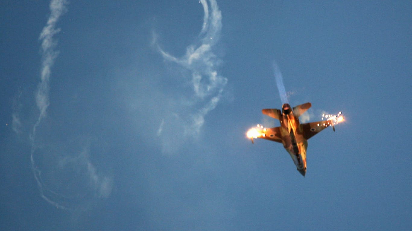 Das Foto vom Juni 2007 zeigt den israelischen Kampfjet F-16: Jetzt ist ein israelisches Militärflugzeug an der syrischen Grenze abgestürzt. (Archivbild)
