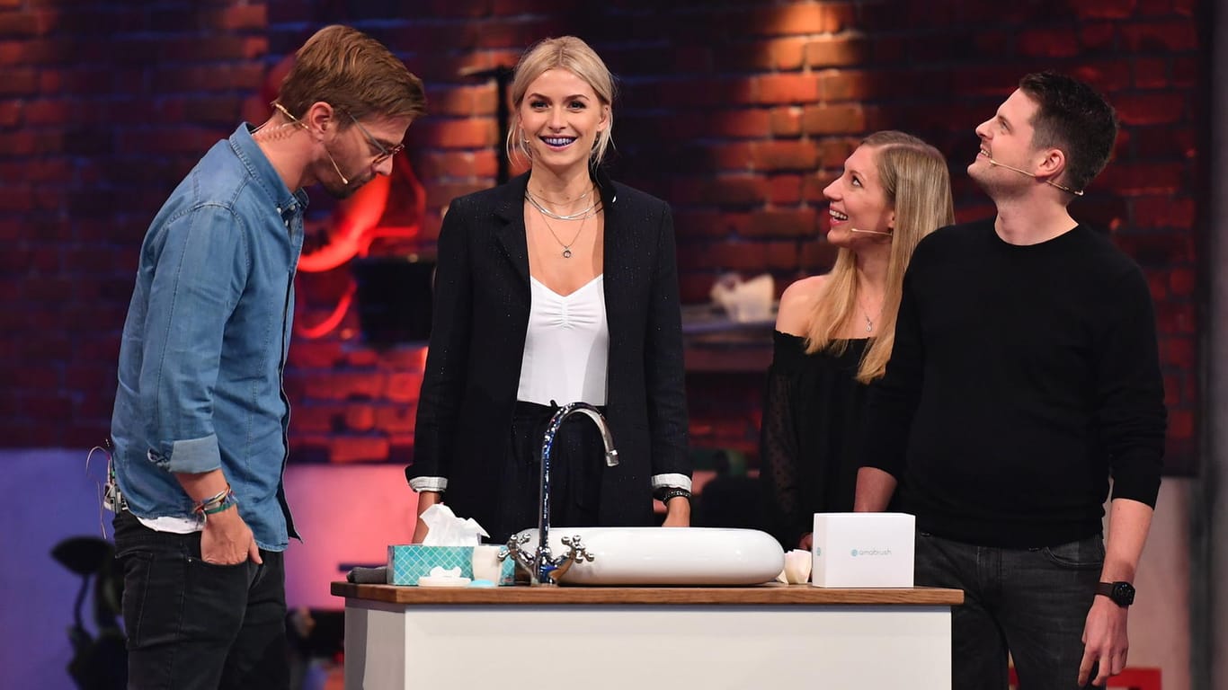 Joko Winterscheidt und Lena Gercke mit einem Kandidatenpaar: Das ist "Das Ding des Jahres".