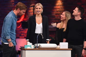 Joko Winterscheidt und Lena Gercke mit einem Kandidatenpaar: Das ist "Das Ding des Jahres".