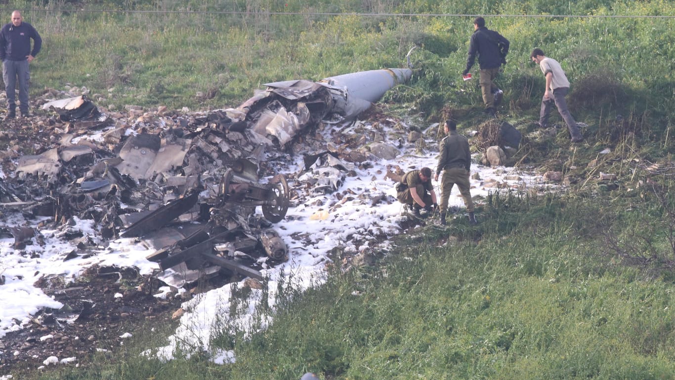 Israelische Sicherheitskräfte untersuchen den Absturzort einer F-16 der israelischen Luftwaffe. Die Piloten brachten sich per Schleudersitz in Sicherheit.