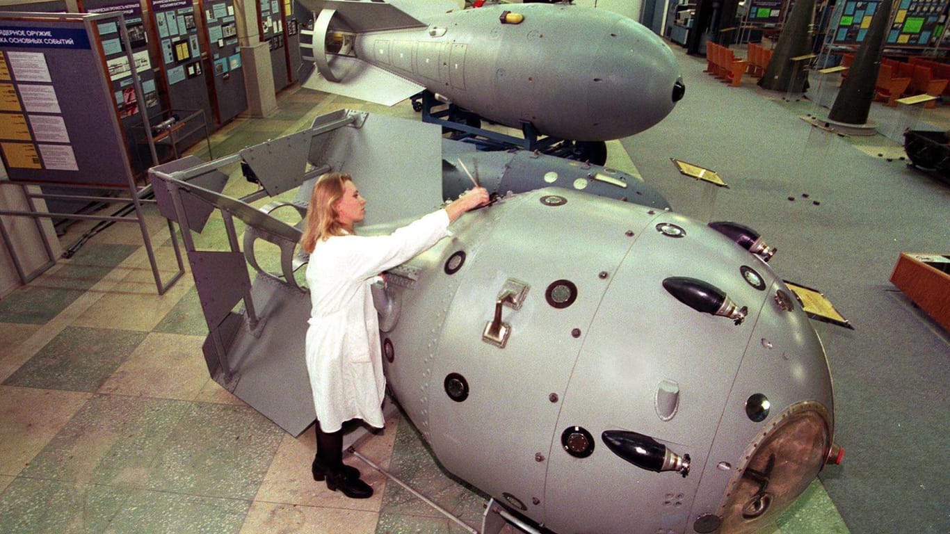Eine Mitarbeiterin im Nuklearzentrum Sarow