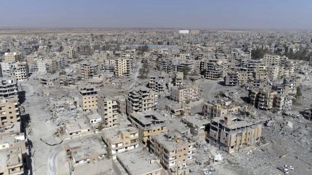 Eine im Kampf gegen den IS völlig zerstörte Stadt in Syrien. Eine im Kampf gegen den IS völlig zerstörte Stadt in Syrien.