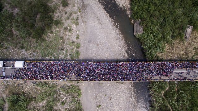 Zahlreiche Menschen stehen auf der Brücke "Simon Bolivar" an der Grenze zwischen Venezuela und Kolumbien.