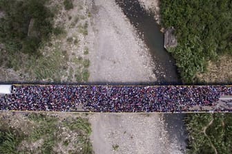 Zahlreiche Menschen stehen auf der Brücke "Simon Bolivar" an der Grenze zwischen Venezuela und Kolumbien.