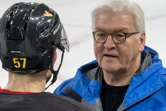 Bundespräsident Frank-Walter Steinmeier (r) spricht mit Marcel Goc während seines Besuchs in Pyeongchang.
