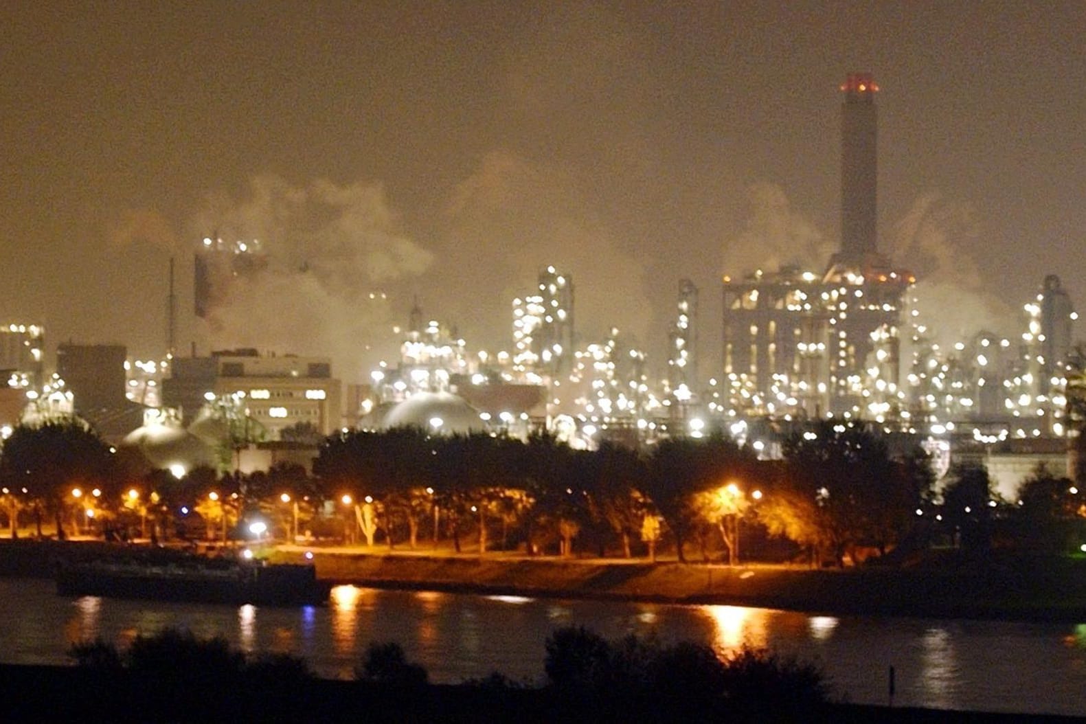 Die Skyline von Ludwigshafen bei Nacht: hier suchte eine Fünfjährige nach einer Shopping-Mall, die nachts geöffnet ist.