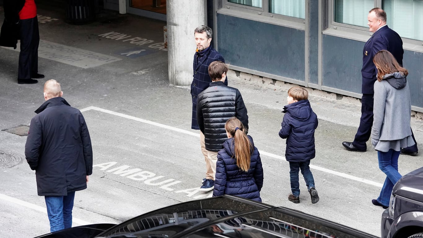 Kronprinz Frederik, seine Frau Mary und die gemeinsamen Kinder kommen am Rigshospitalet an.