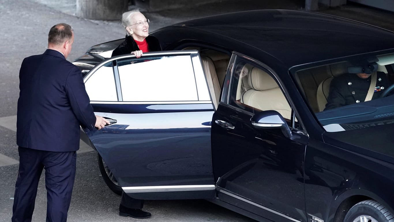 Auch Königin Margrethe besuchte ihren Mann heute im Krankenhaus.
