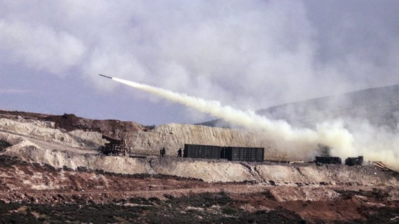 Türkische Artillerie feuert in Richtung der Kurdenmiliz YPG in der nordsyrischen Region Afrin.