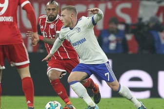 Meyer (r.) im Spiel gegen die Bayern: Bleibt der Mittelfeldspieler bei S04?