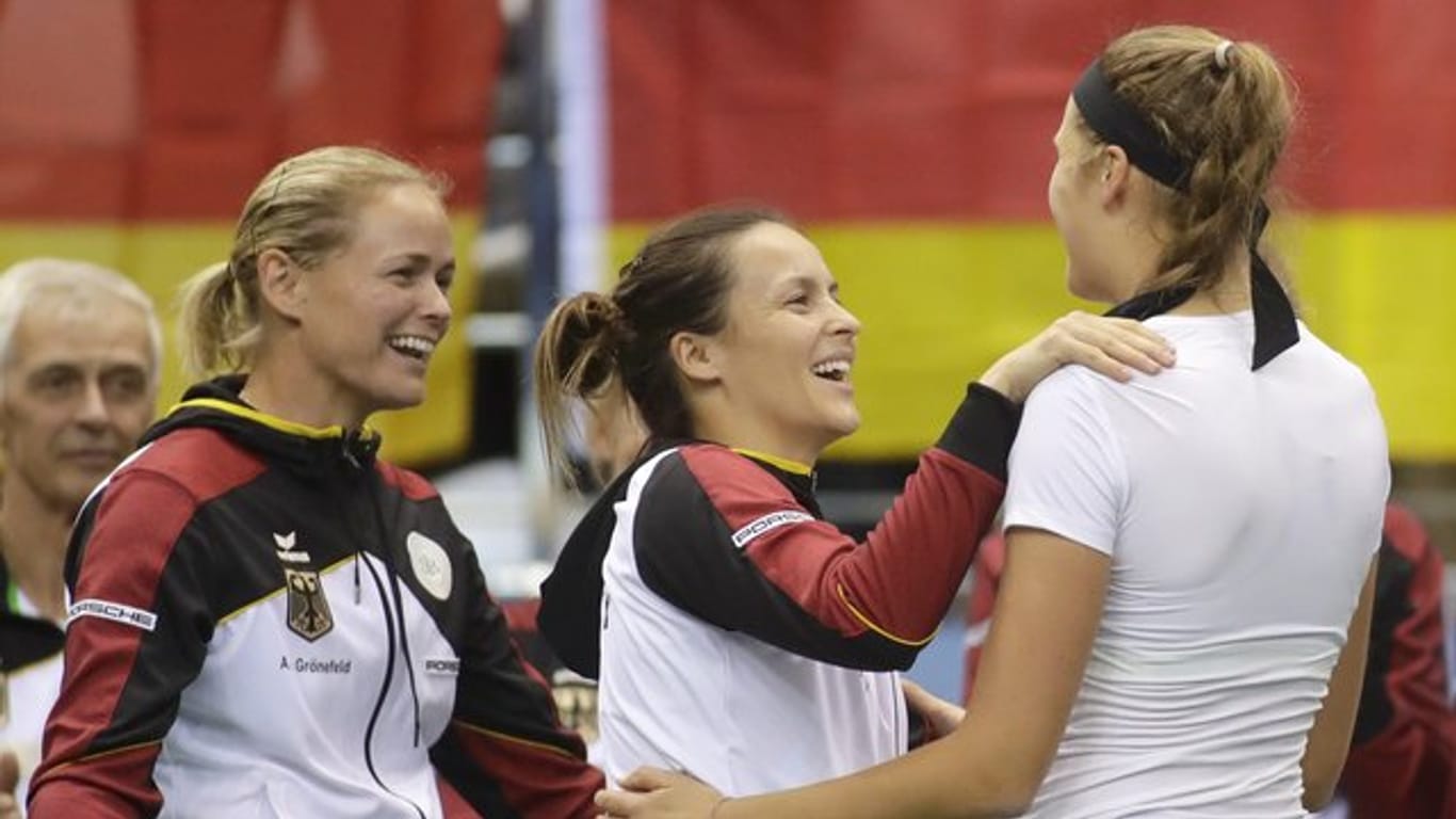 Antonia Lottner (re.) feiert ihren Sieg mit ihren Teamkolleginnen Tatjana Maria (Mitte) und Anna-Lena Grönefeld.