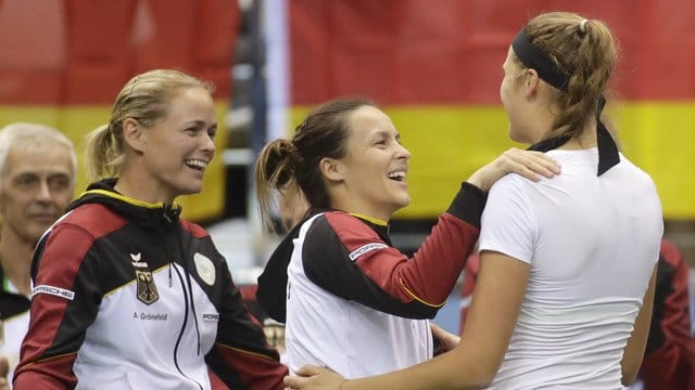 Antonia Lottner (re.) feiert ihren Sieg mit ihren Teamkolleginnen Tatjana Maria (Mitte) und Anna-Lena Grönefeld. Antonia Lottner (re.) feiert ihren Sieg mit ihren Teamkolleginnen Tatjana Maria (Mitte) und Anna-Lena Grönefeld.