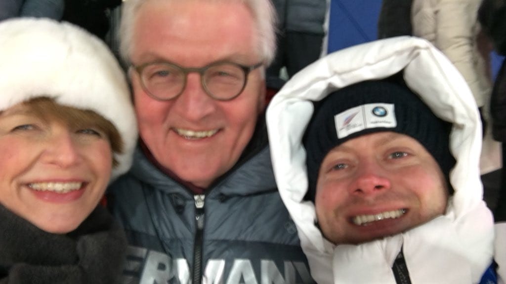 Von links: Elke Büdenbender, Bundespräsident Frank-Walter Steinmeier und t-online.de-Reporter Tobias Ruf auf der Tribüne der Skisprungschanze von Pyeongchang.