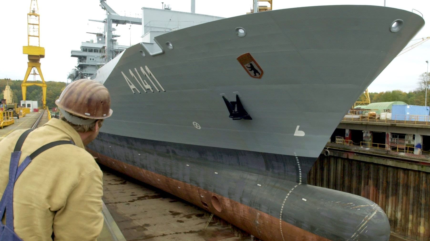 Die "Berlin" im Trockendock: Der Versorger ist eine der größten Einheiten der Bundesmarine.