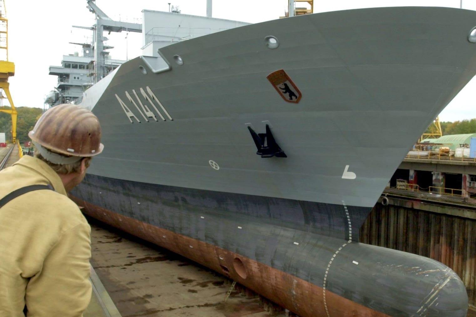 Die "Berlin" im Trockendock: Der Versorger ist eine der größten Einheiten der Bundesmarine.