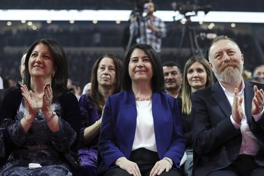 Pervin Buldan (l) und Sezai Temelli (r) sind die beiden neuen Vorsitzenden der pro-kurdischen Oppositionspartei HDP.