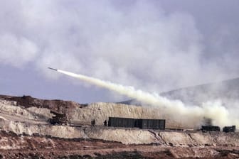 Einer von vielen Kriegsschauplätzen: Hier feuert die türkische Artillerie in der nordsyrischen Region Afrin auf Stellungen der Kurdenmiliz YPG.