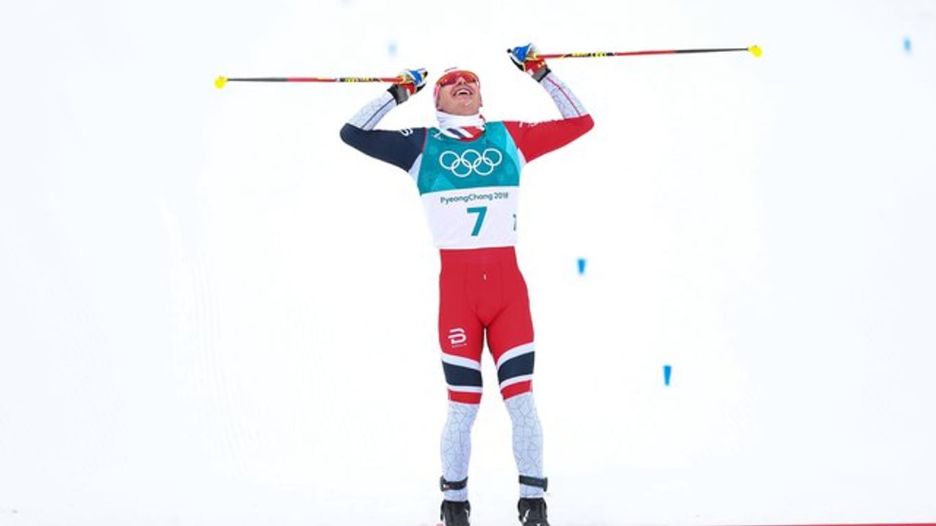 Der Norweger Simen Krüger jubelt über seinen Olympiasieg.