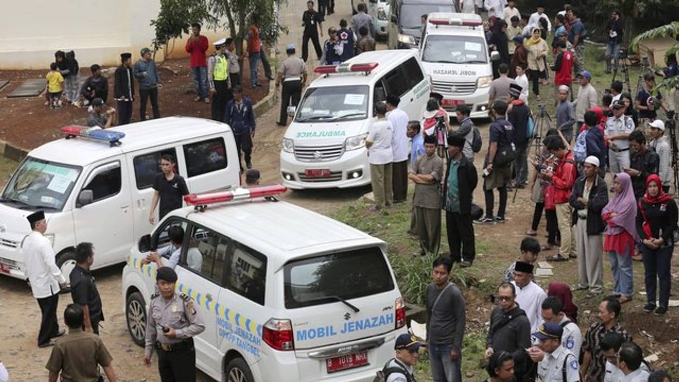 Zahlreiche Krankenwagen transportieren die Opfer eines Busunfalls in die Krankenhäuser.