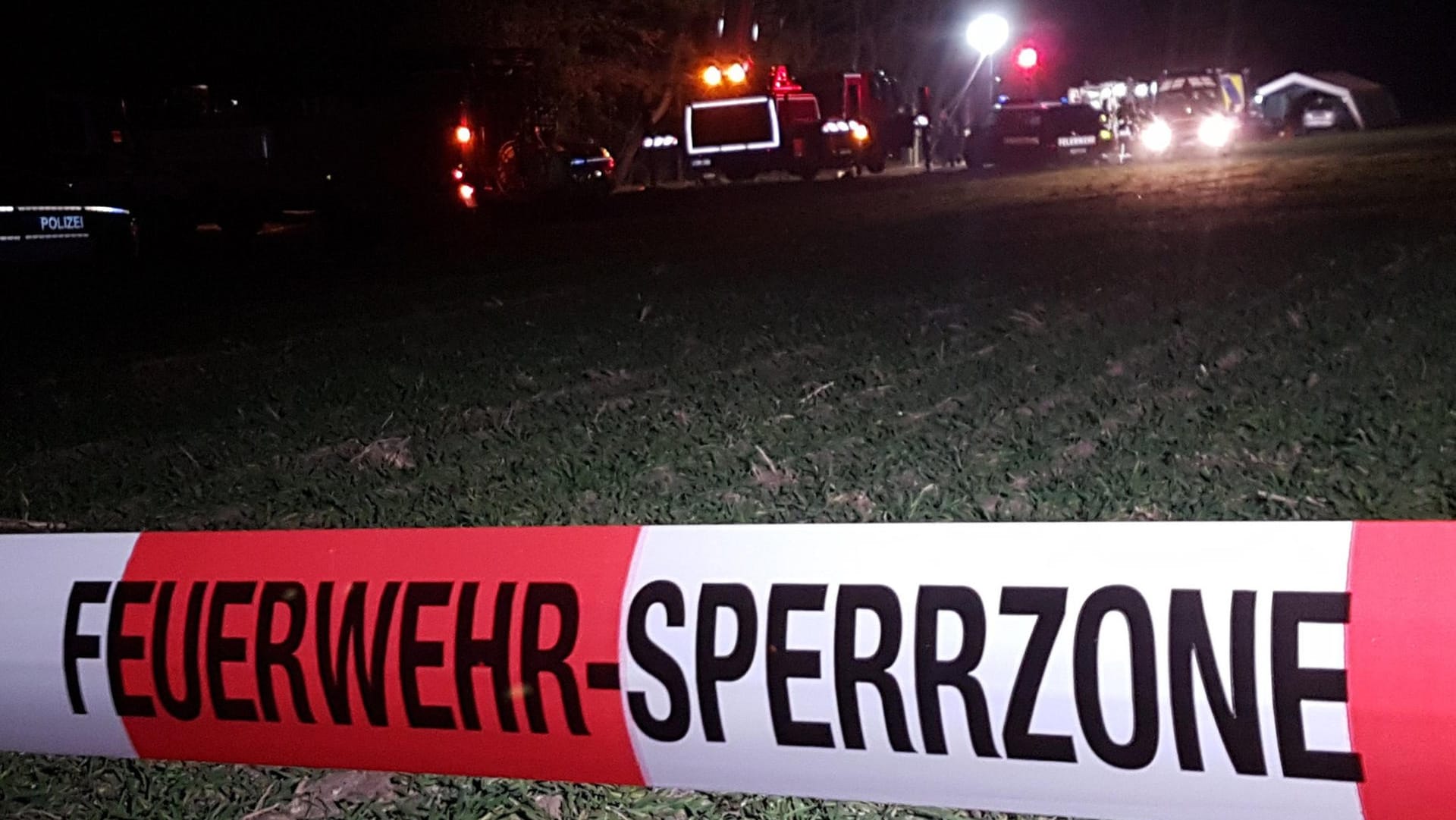 Absperrband vor dem Einsatzort: In einem Fahrzeug wurde tote Frau mit einer Schussverletzungen gefunden worden.