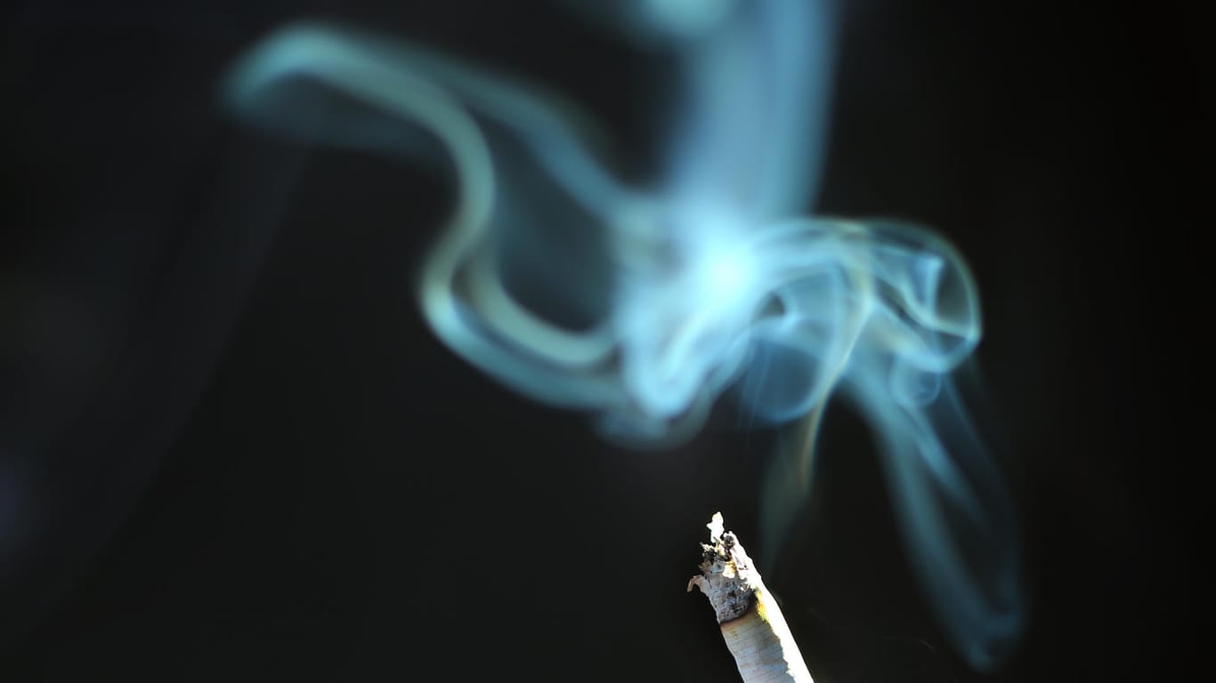 Der Rauch einer brennenden Zigarette: Schadstoffe aus dem Tabakrauch können sich in Haaren oder Kleidung festsetzen.