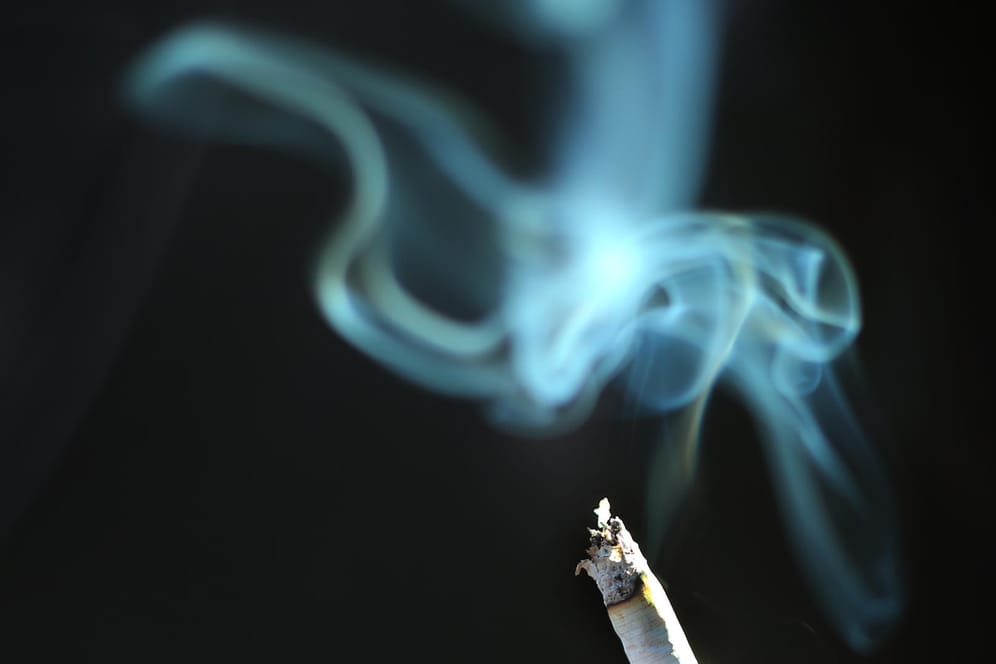 Der Rauch einer brennenden Zigarette: Schadstoffe aus dem Tabakrauch können sich in Haaren oder Kleidung festsetzen.