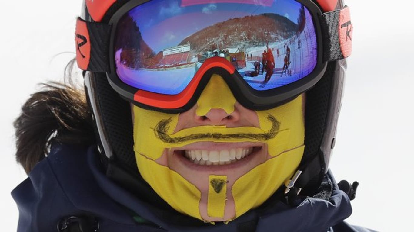Die italienische Skirennfahrerin Federica Brignone hat ihr Gesicht gegen die Kälte geschützt.